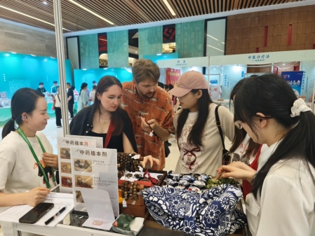 南明區(qū)中醫(yī)醫(yī)院亮相第九屆中國(guó)成都國(guó)際非物質(zhì)文化遺產(chǎn)節(jié)，展現(xiàn)中醫(yī)藥服務(wù)新魅力